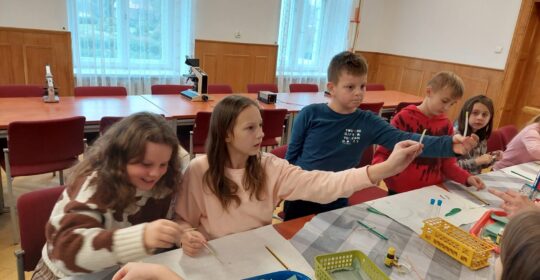 Klasa czwarta ze Szkoły Podstawowej w Małkocinie na zajęciach w Centrum Edukacji Środowiskowej