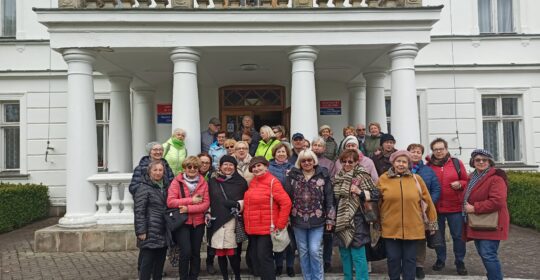 Słuchacze Ekonomicznej Akademii Seniora z wizytą w Zespole Pałacowo-Parkowym w Małkocinie